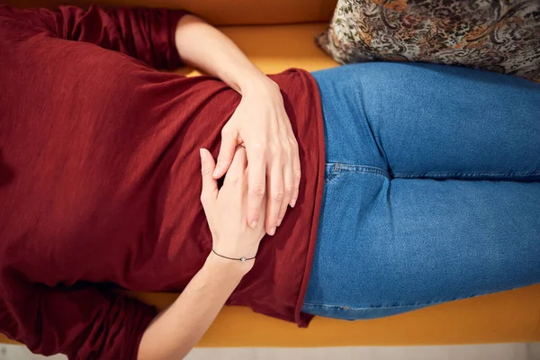 Mujer Con Problemas Estómago Acostada Casa Sofá —  Fotos de Stock