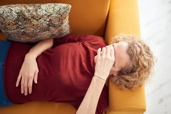 Vrouw Met Sinuspijn Hoofdpijn Maagproblemen Liggend Een Bank Thuis — Stockfoto