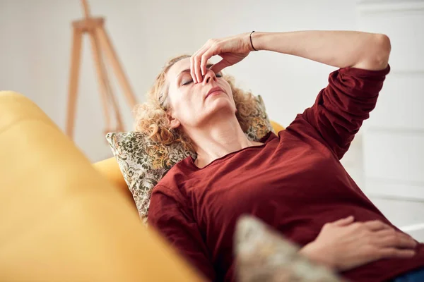 Vrouw Met Sinuspijn Hoofdpijn Maagproblemen Liggend Een Bank Thuis — Stockfoto