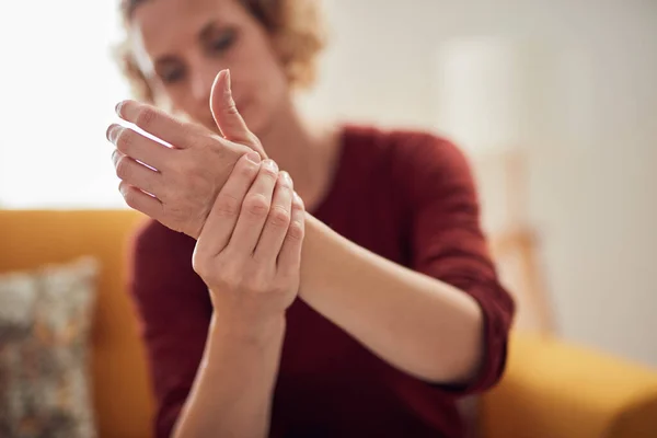 Mujer Con Dolor Manos Sentada Sofá Casa — Foto de Stock