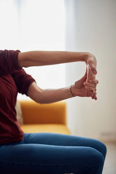 Frau Mit Handschmerzen Sitzt Hause Auf Einer Couch — Stockfoto