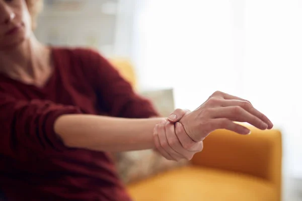 Mujer Con Dolor Manos Sentada Sofá Casa — Foto de Stock