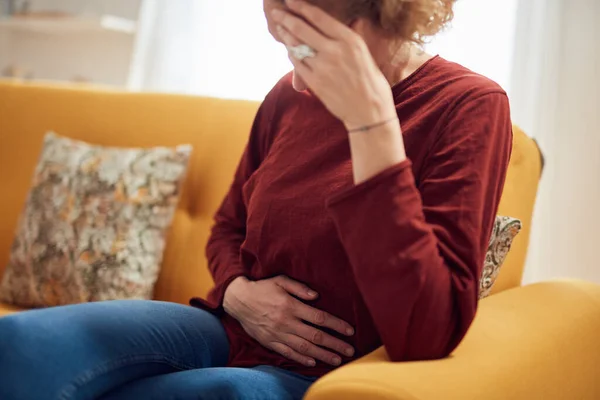 Mulher Com Dor Estômago Dor Cabeça Problema Sentado Sofá Casa — Fotografia de Stock