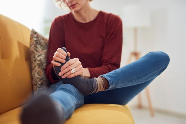 Mujer Con Pies Dolor Intenso Sentada Sofá Casa — Foto de Stock