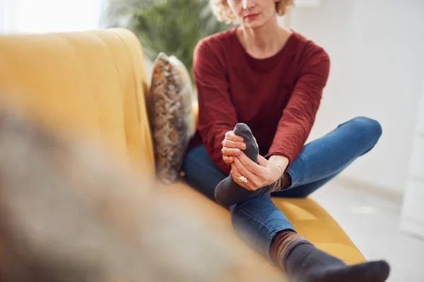 Mujer Con Pies Dolor Intenso Sentada Sofá Casa — Foto de Stock