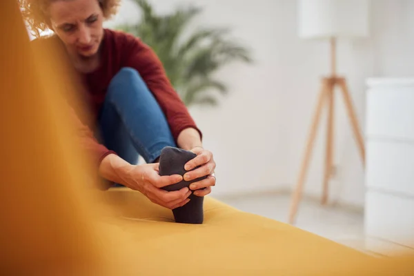 Femme Avec Les Pieds Douleur Intense Assis Sur Canapé Maison — Photo