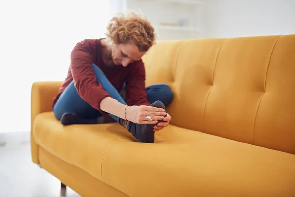 Femme Avec Les Pieds Douleur Intense Assis Sur Canapé Maison — Photo