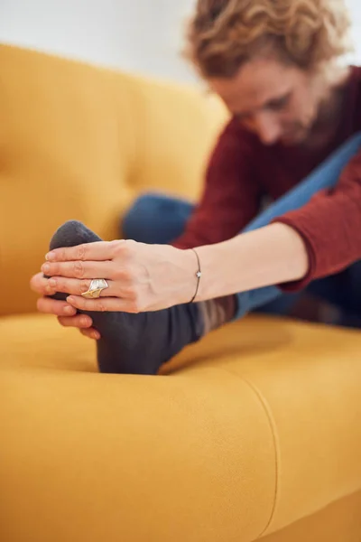 Mujer Con Pies Dolor Intenso Sentada Sofá Casa — Foto de Stock