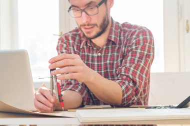 Bir proje üzerinde evden çalışan serbest çalışan bir mimar..