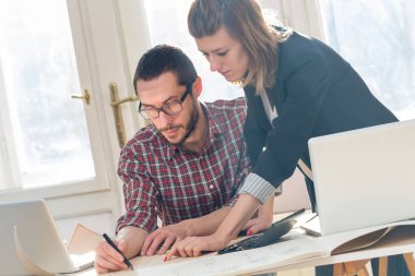 İki meslektaşım bir proje üzerinde çalışıyor..