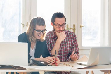 İki meslektaşım bir proje üzerinde çalışıyor..