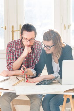 İki meslektaşım bir proje üzerinde çalışıyor..