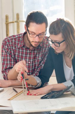 İki meslektaşım bir proje üzerinde çalışıyor..