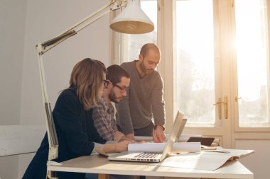 Üç meslektaşım bir proje üzerinde çalışıyor..