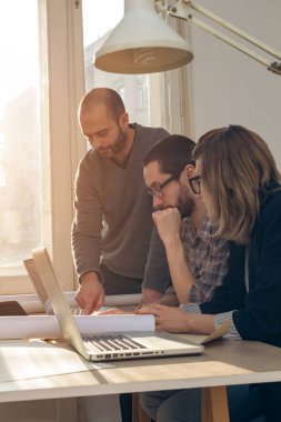 Üç meslektaşım bir proje üzerinde çalışıyor..