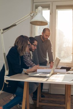 Üç meslektaşım bir proje üzerinde çalışıyor..