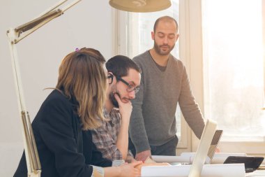 Üç meslektaşım bir proje üzerinde çalışıyor..