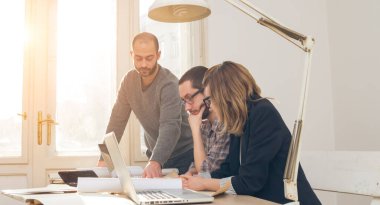 Üç meslektaşım bir proje üzerinde çalışıyor..