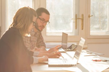 İki meslektaşım bir proje üzerinde çalışıyor..