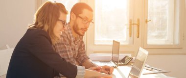 İki meslektaşım bir proje üzerinde çalışıyor..