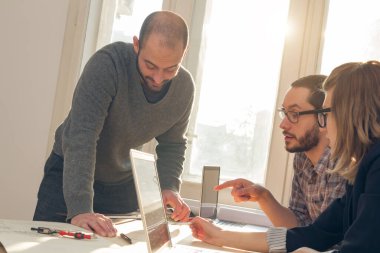 Üç meslektaşım bir proje üzerinde çalışıyor..