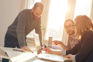 Üç meslektaşım bir proje üzerinde çalışıyor..