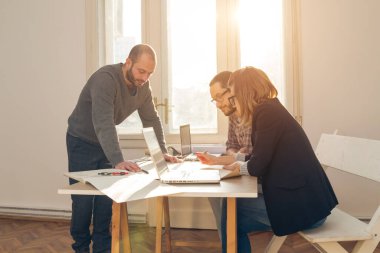 Üç meslektaşım bir proje üzerinde çalışıyor..