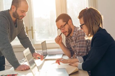 Üç meslektaşım bir proje üzerinde çalışıyor..