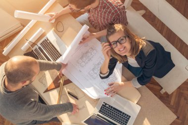 Üç meslektaşım bir proje üzerinde çalışıyor..