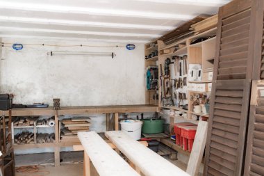 Garajda çeşitli marangoz aletleri ve malzemeleri var..