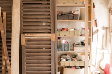 Garajda çeşitli marangoz aletleri ve malzemeleri var..