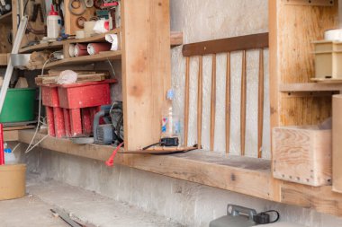 Garajda çeşitli marangoz aletleri ve malzemeleri var..