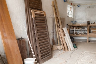 Garajda çeşitli marangoz aletleri ve malzemeleri var..