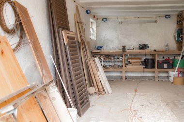 Garajda çeşitli marangoz aletleri ve malzemeleri var..