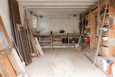 Garajda çeşitli marangoz aletleri ve malzemeleri var..