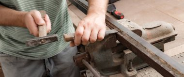 Erkek marangoz eski usul ahşap üzerinde çalışıyor..