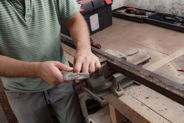 Erkek marangoz eski usul ahşap üzerinde çalışıyor..