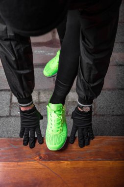 Sportif adam şehir ortamında egzersiz / koşu yapıyor.