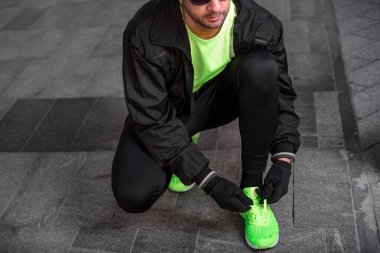 Sportif adam şehir ortamında egzersiz / koşu yapıyor.