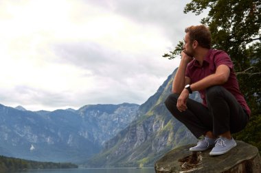 Huzurlu doğa manzarasına bakan bir adam..