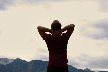 Huzurlu doğa manzarasına bakan bir adam..