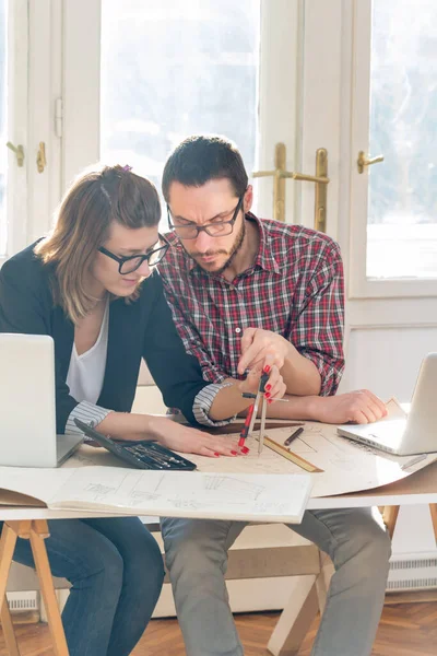 İki meslektaşım bir proje üzerinde çalışıyor..