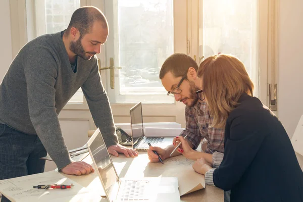 Üç meslektaşım bir proje üzerinde çalışıyor..