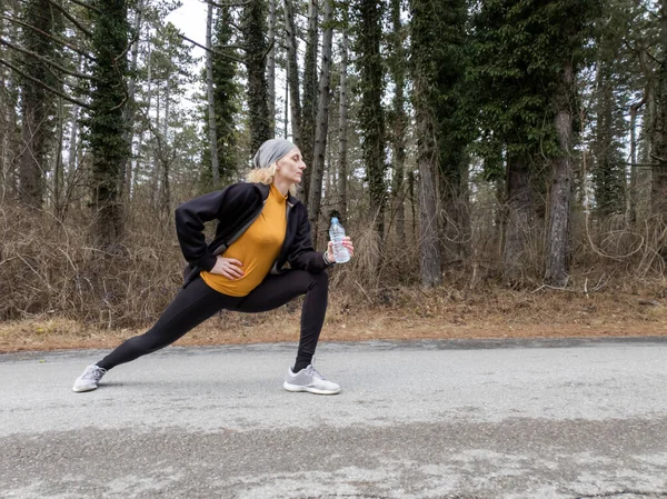 Femme Caucasienne Adulte Dans Les Années Faisant Exercice Jogging Sur — Photo
