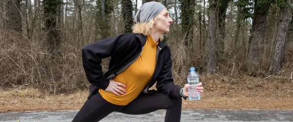 Femme Caucasienne Adulte Dans Les Années Faisant Exercice Jogging Sur — Photo
