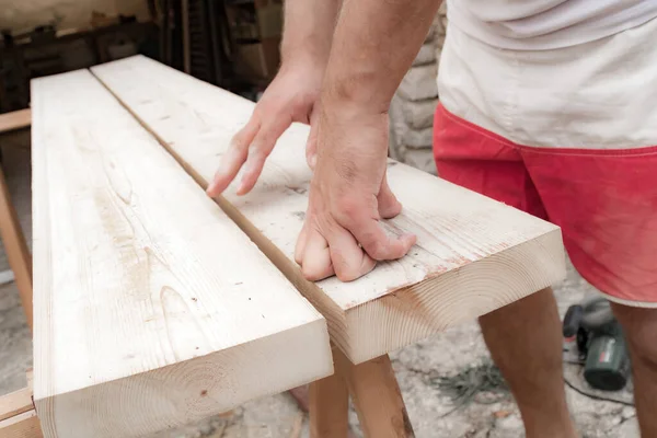 Carpinteiro Masculino Trabalhando Com Material Madeira Uma Garagem — Fotografia de Stock