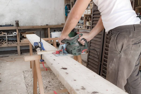 Falegname Maschio Che Lavora Con Materiale Legno Garage — Foto Stock