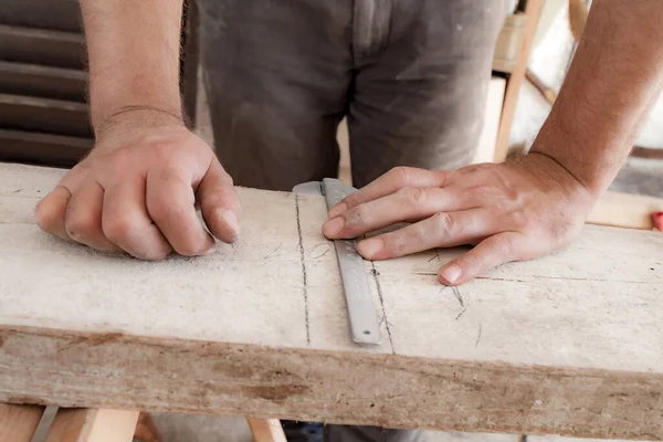 Falegname Maschio Che Lavora Con Materiale Legno Garage — Foto Stock