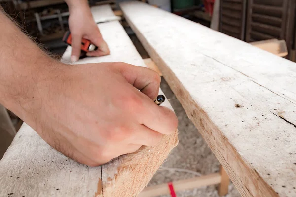 Carpinteiro Masculino Trabalhando Com Material Madeira Uma Garagem — Fotografia de Stock