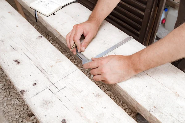 Mannelijke Timmerman Werkend Met Houtmateriaal Een Garage — Stockfoto